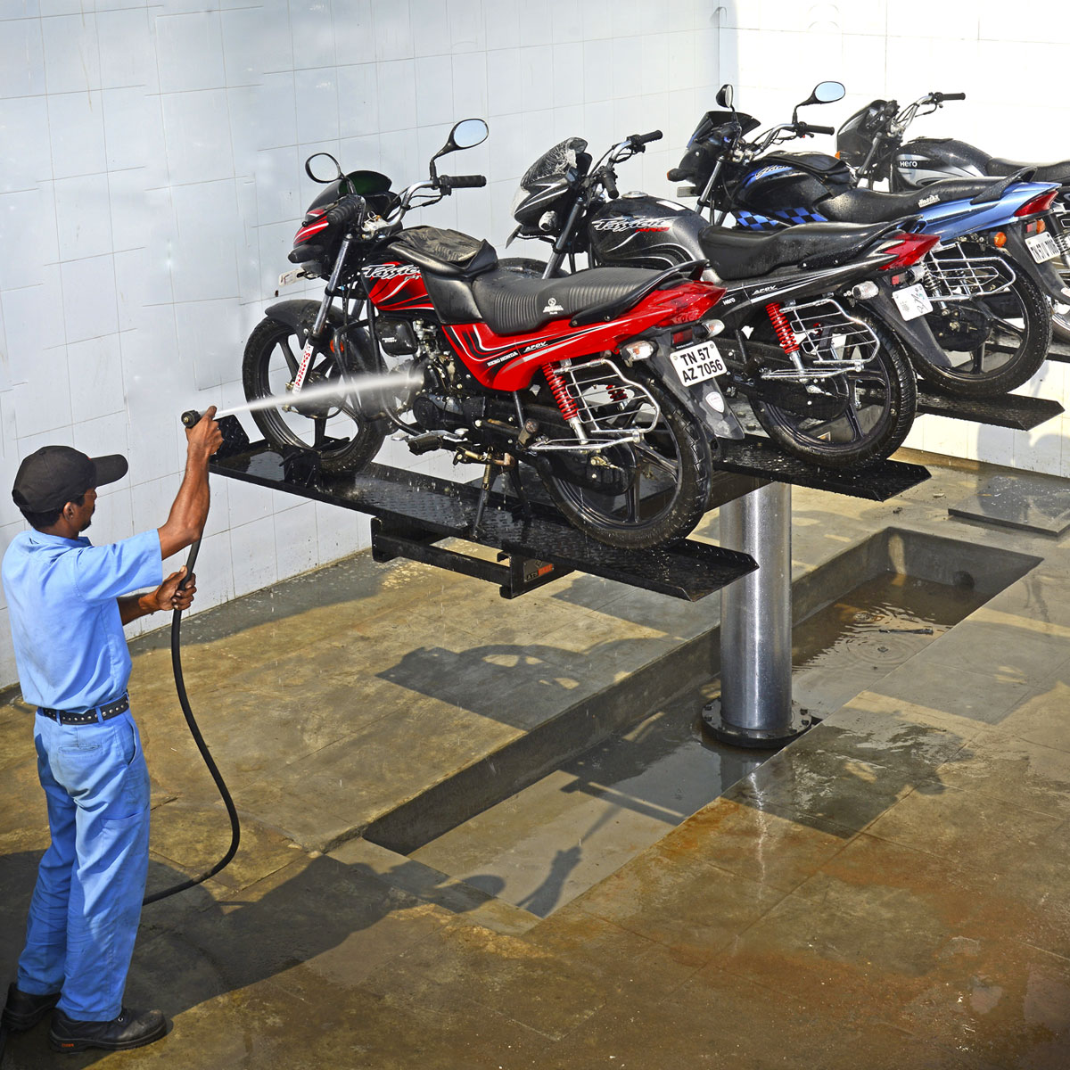 Two wheeler washing lift